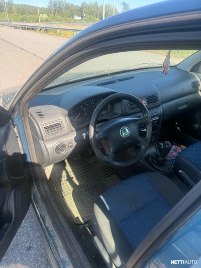 Skoda Octavia 1,6 Ambiente 2004, kuva 3/4