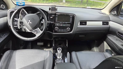 Mitsubishi Outlander PHEV 2014, kuva 6/17