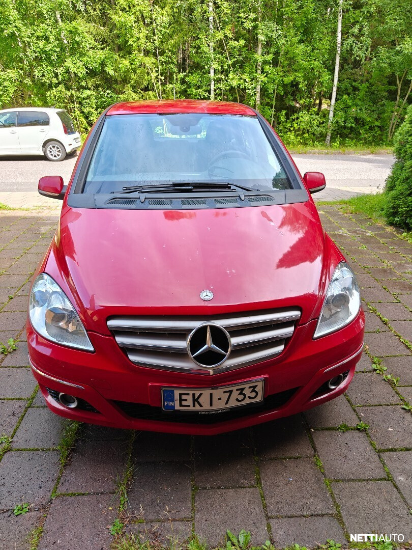 Mercedes-Benz B 180