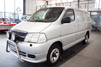 Toyota Hiace 2,5 D-4D 117 5ov 4WD Lyhyt 2011, photo 3/10