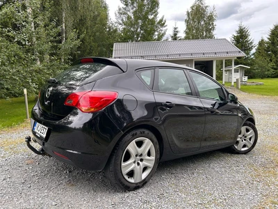 Opel Astra 2011, kuva 3/9