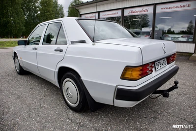 Mercedes-Benz 190 4D SEDAN 1989, photo 7/13