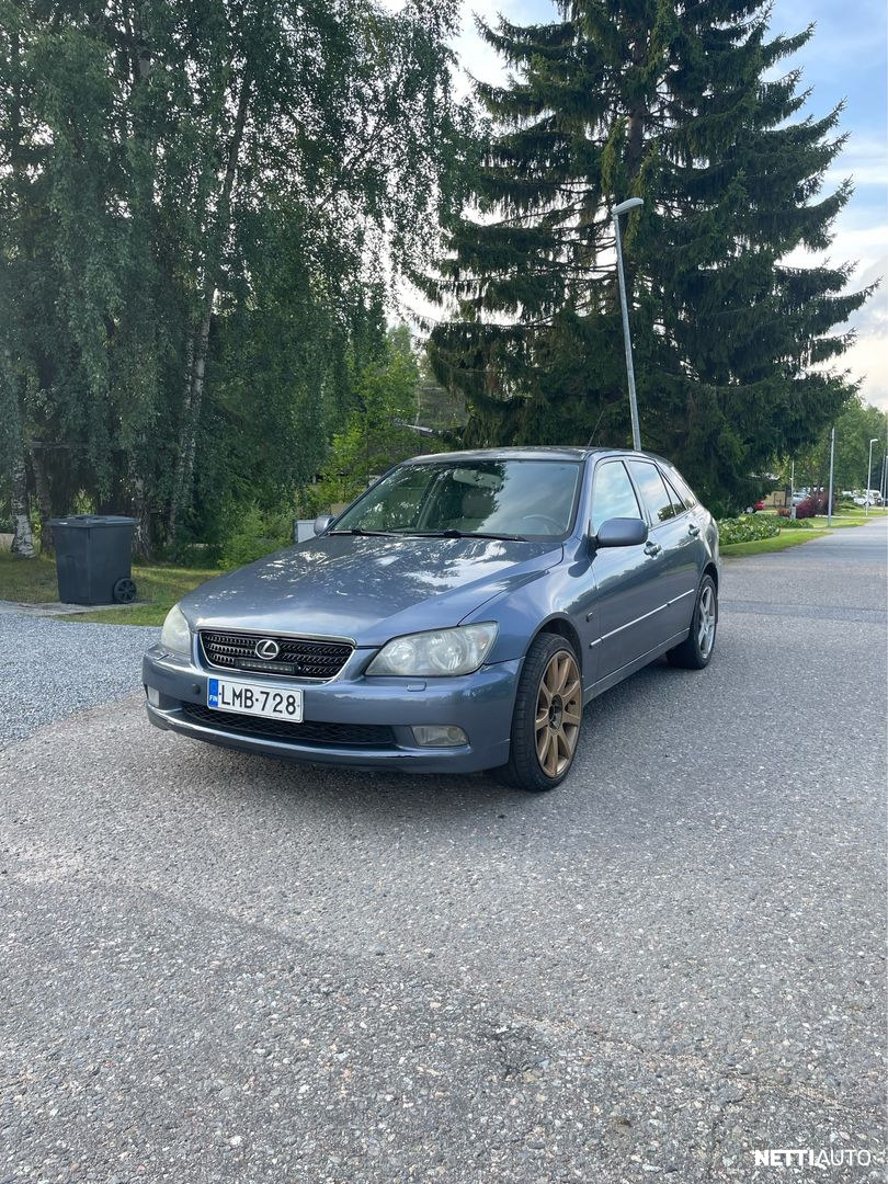 Lexus IS
