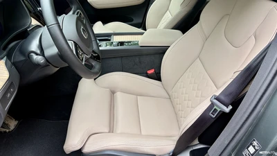 Volvo XC60 2026, photo 2/19