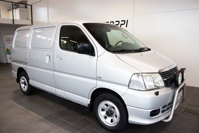 Toyota Hiace 2,5 D-4D 117 5ov 4WD Lyhyt 2011, photo 1/10