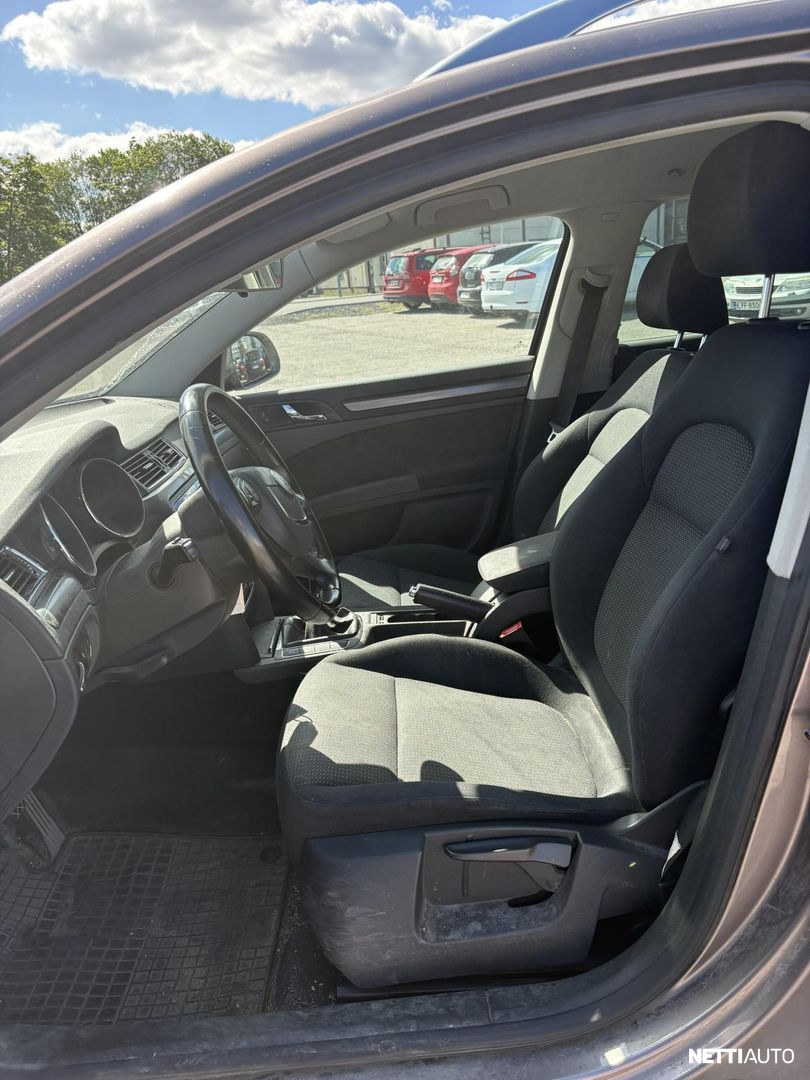 Skoda Superb 2011, photo 2/4