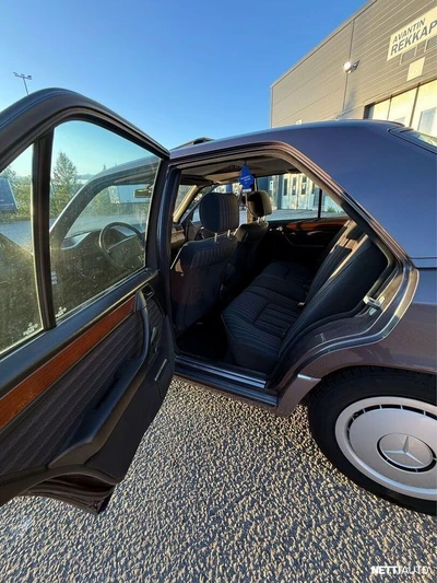 Mercedes-Benz E 1991, photo 7/15
