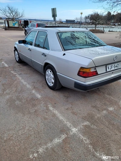 Mercedes-Benz 250 W124 250D 1990, photo 4/11