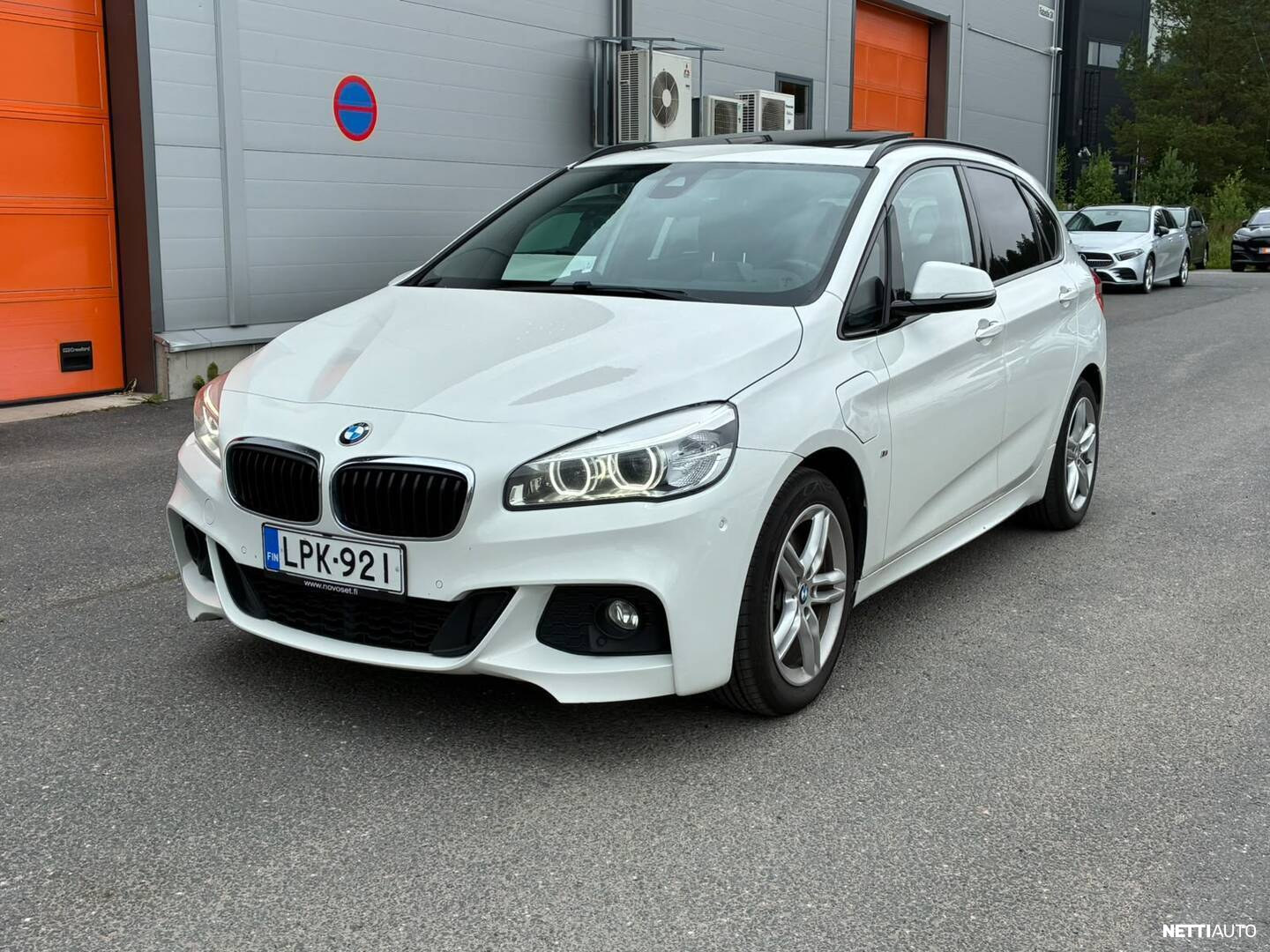 BMW 225