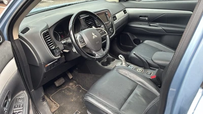 Mitsubishi Outlander PHEV 2014, kuva 3/4