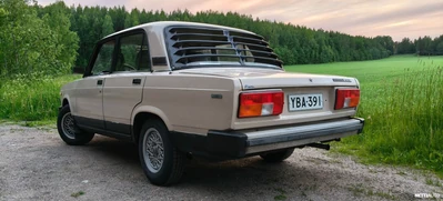 Lada 2105 1995, kuva 3/9