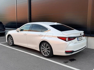 Lexus ES 300h Executive 2020, photo 3/4