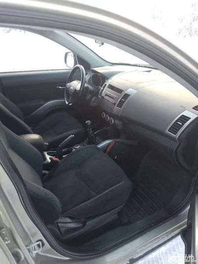 Mitsubishi Outlander 2009, kuva 7/8