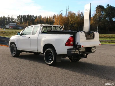 Toyota Hilux Extra Cab 4WD 2,4D Life 2024, photo 4/11