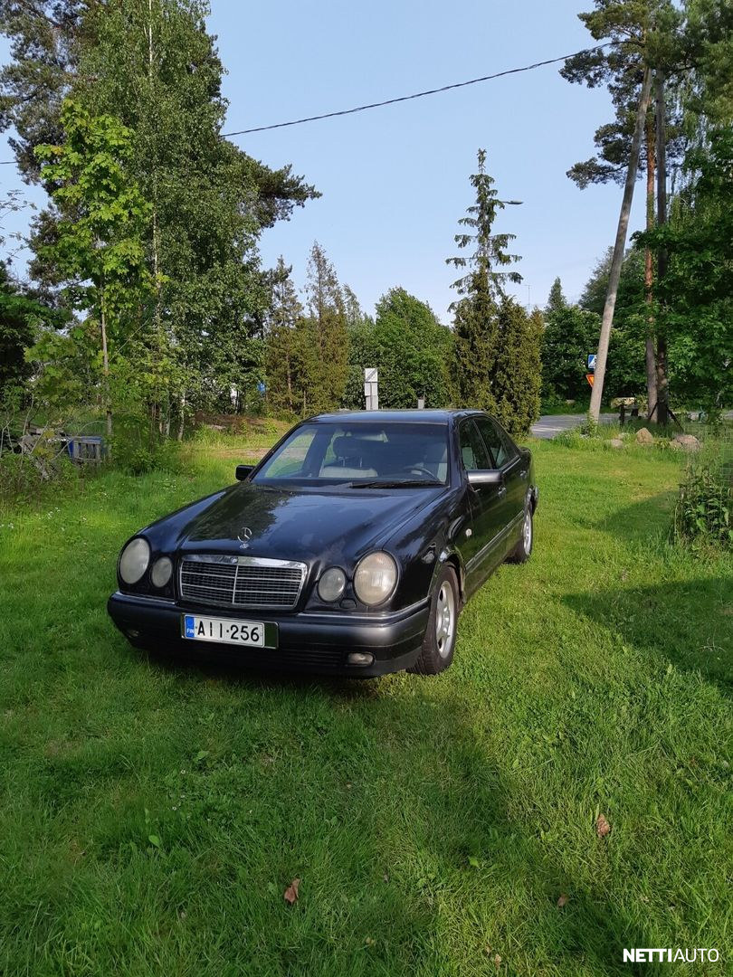 Mercedes-Benz 220