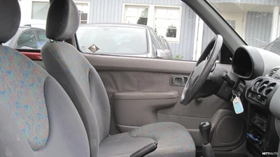 Nissan Micra 1998, kuva 3/4
