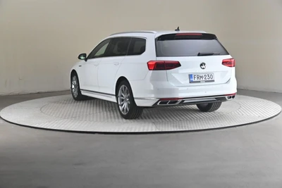 Volkswagen Passat 2023, photo 2/10