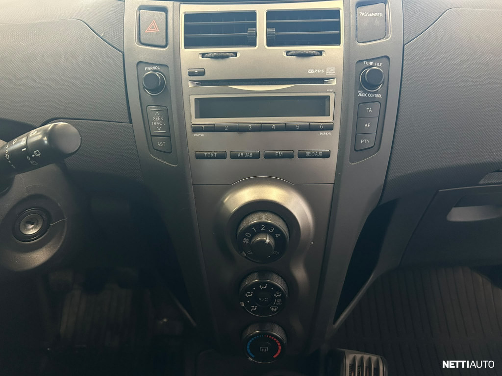 Toyota Yaris 2011, photo 7/13