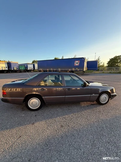Mercedes-Benz E 1991, photo 2/15