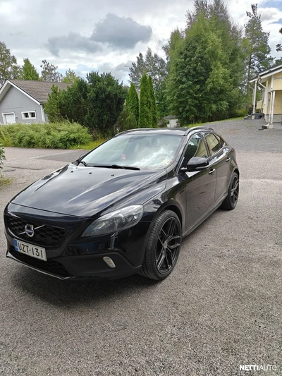 Volvo V40 Cross Country D2 Momentum 2015, photo 1/7