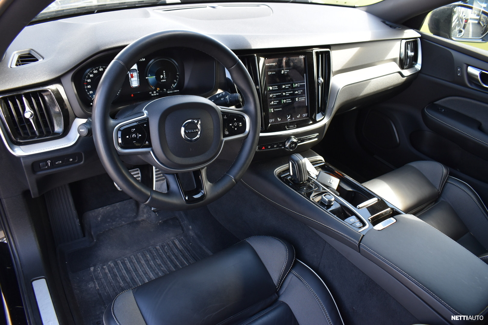 Volvo V60 2022, photo 4/9