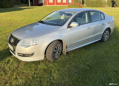 Volkswagen Passat 2010, photo 1/17