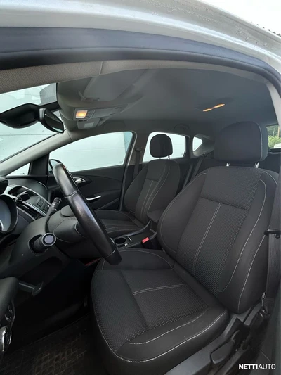 Opel Astra 2012, photo 6/17