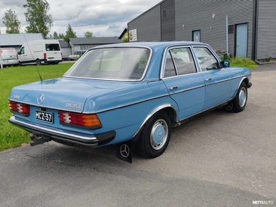 Mercedes-Benz 240 123 1982, photo 3/6