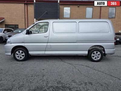Toyota Hiace 2,5 D-4D 95 4ov pitkä 2011, kuva 2/24