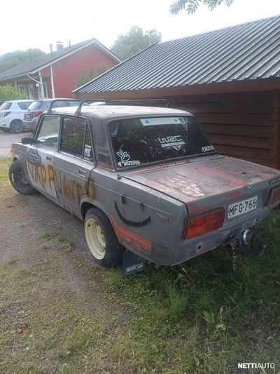 Lada 2105 1990, kuva 2/3