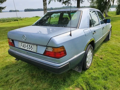 Mercedes-Benz E 1990, photo 4/27