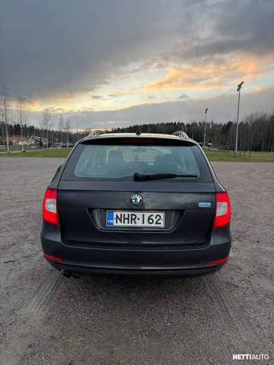 Skoda Superb 2010, photo 5/17