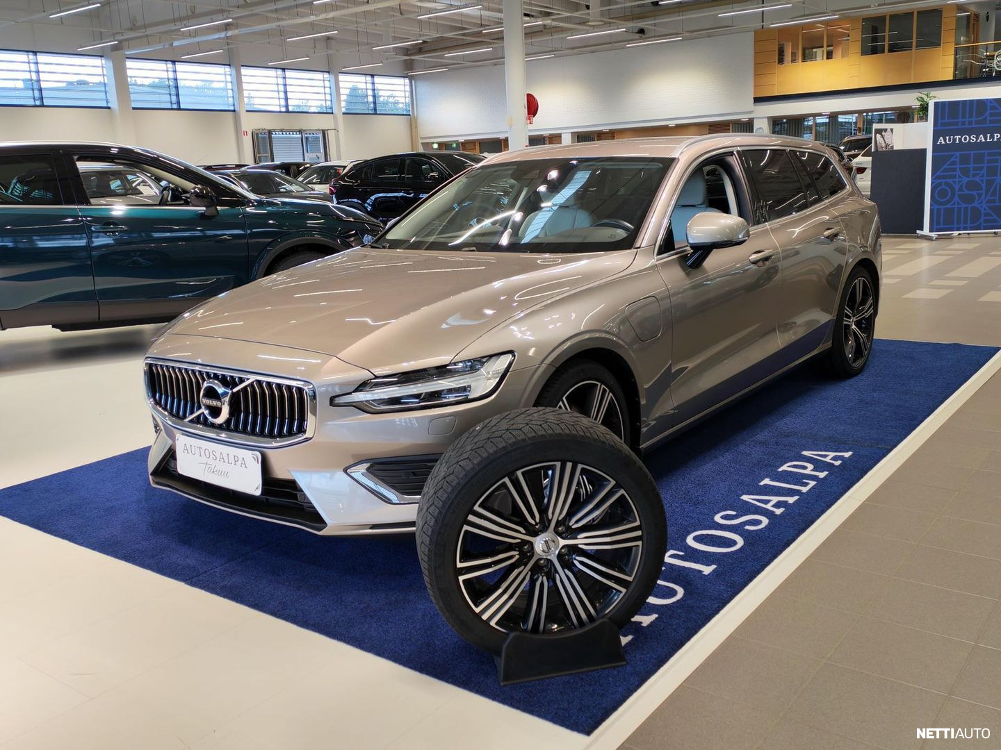 Volvo V60 2020, photo 2/18