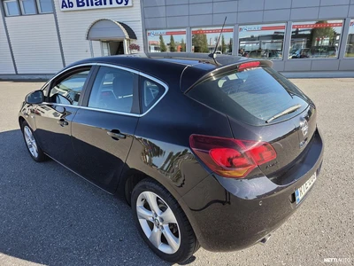Opel Astra 2011, photo 2/12