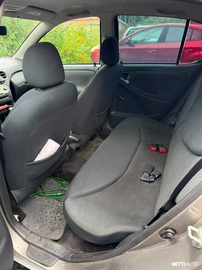 Toyota Yaris Henkilöauto 2004, photo 4/12
