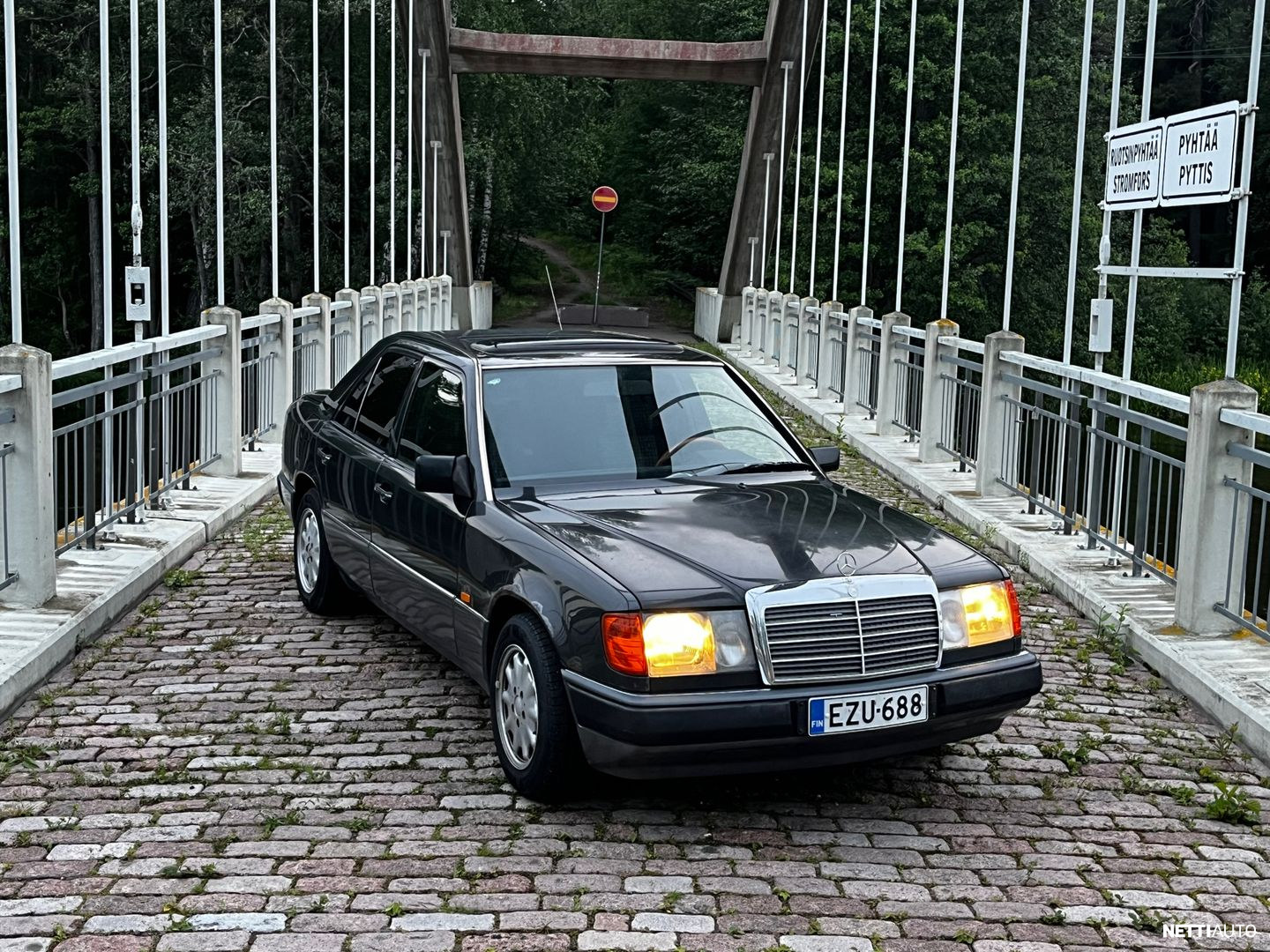 Mercedes-Benz 230