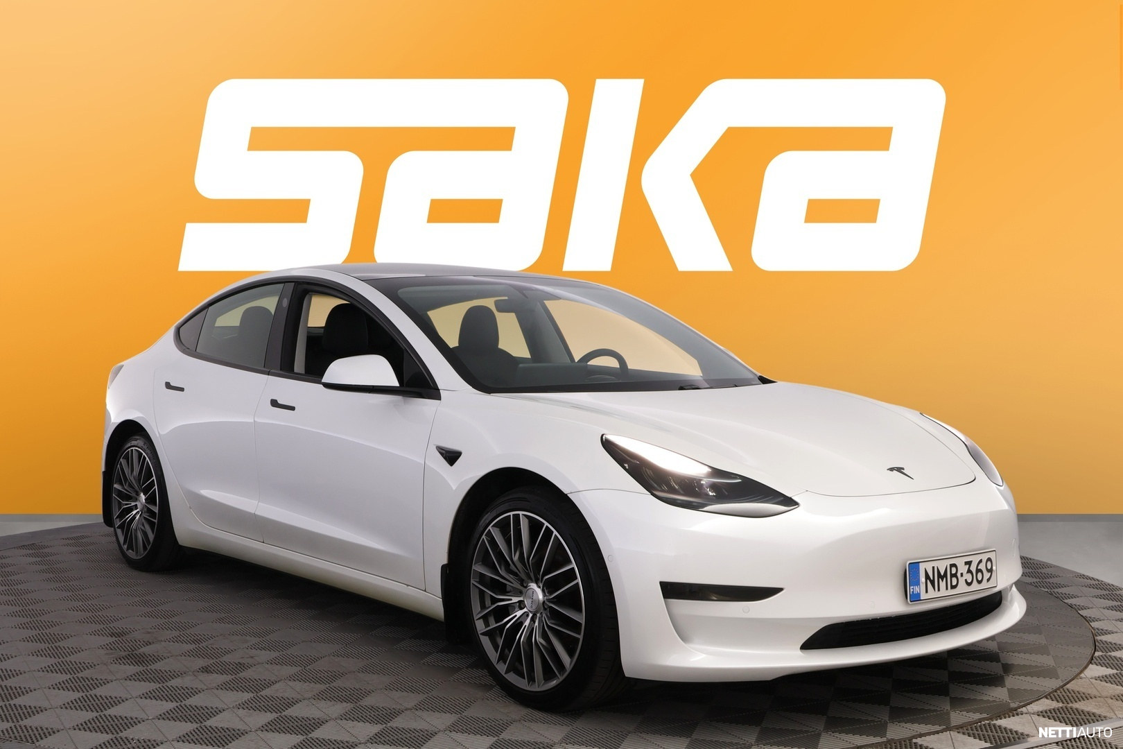 Tesla Model 3 ** Vetokoukku / 2x Vanteet / Lasikatto / Nahat / Lämpöpumppu