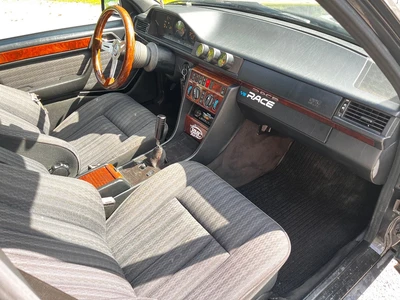 Mercedes-Benz 300 1993, photo 4/8