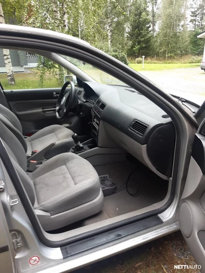 Volkswagen Bora 1,6 77kW 2003, kuva 4/11