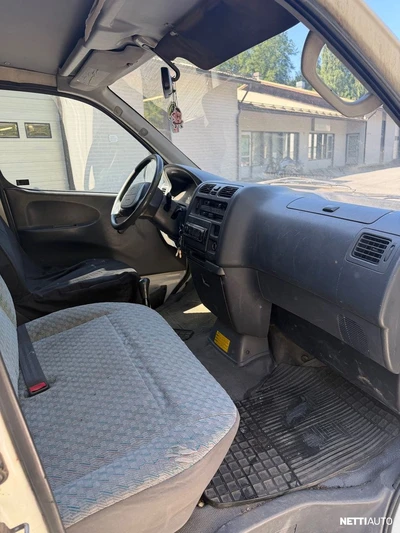 Toyota Hiace 2002, photo 3/5