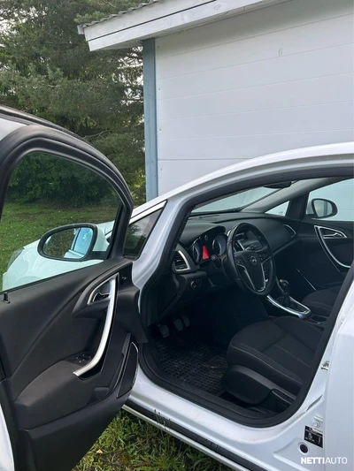 Opel Astra 2012, photo 5/17