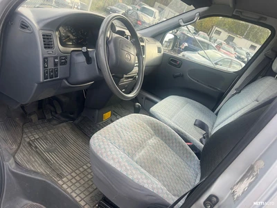 Toyota Hiace 2004, photo 3/4