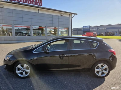 Opel Astra 2011, photo 3/12