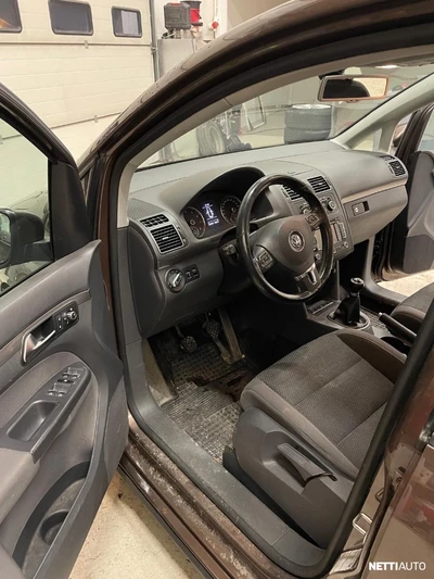 Volkswagen Touran 2012, kuva 4/6