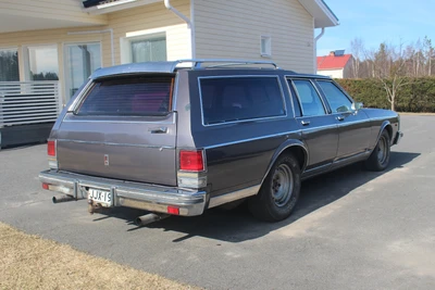 Oldsmobile Custom Cruiser 1985, kuva 6/20