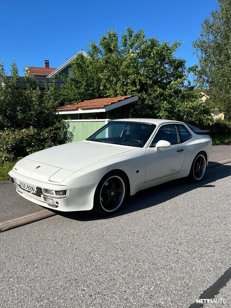 Porsche 944