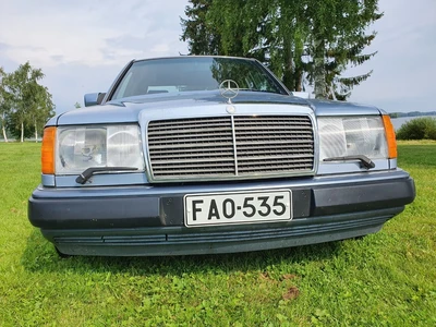 Mercedes-Benz E 1990, photo 3/27