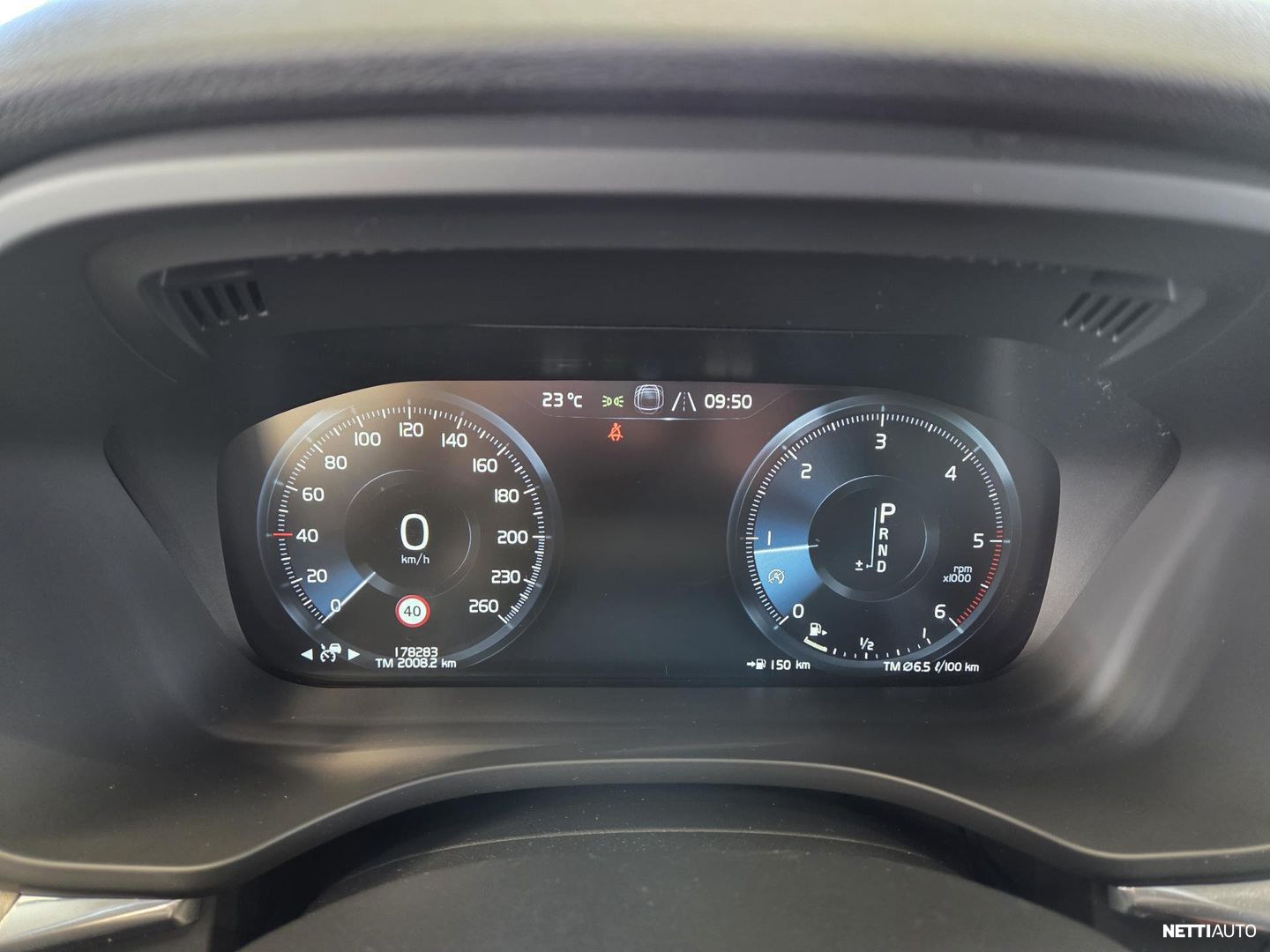 Volvo XC60 2018, photo 7/18