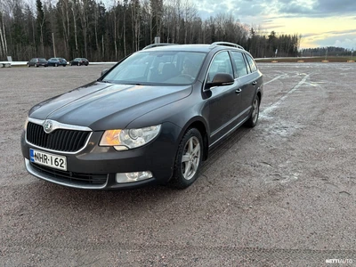 Skoda Superb 2010, photo 2/17