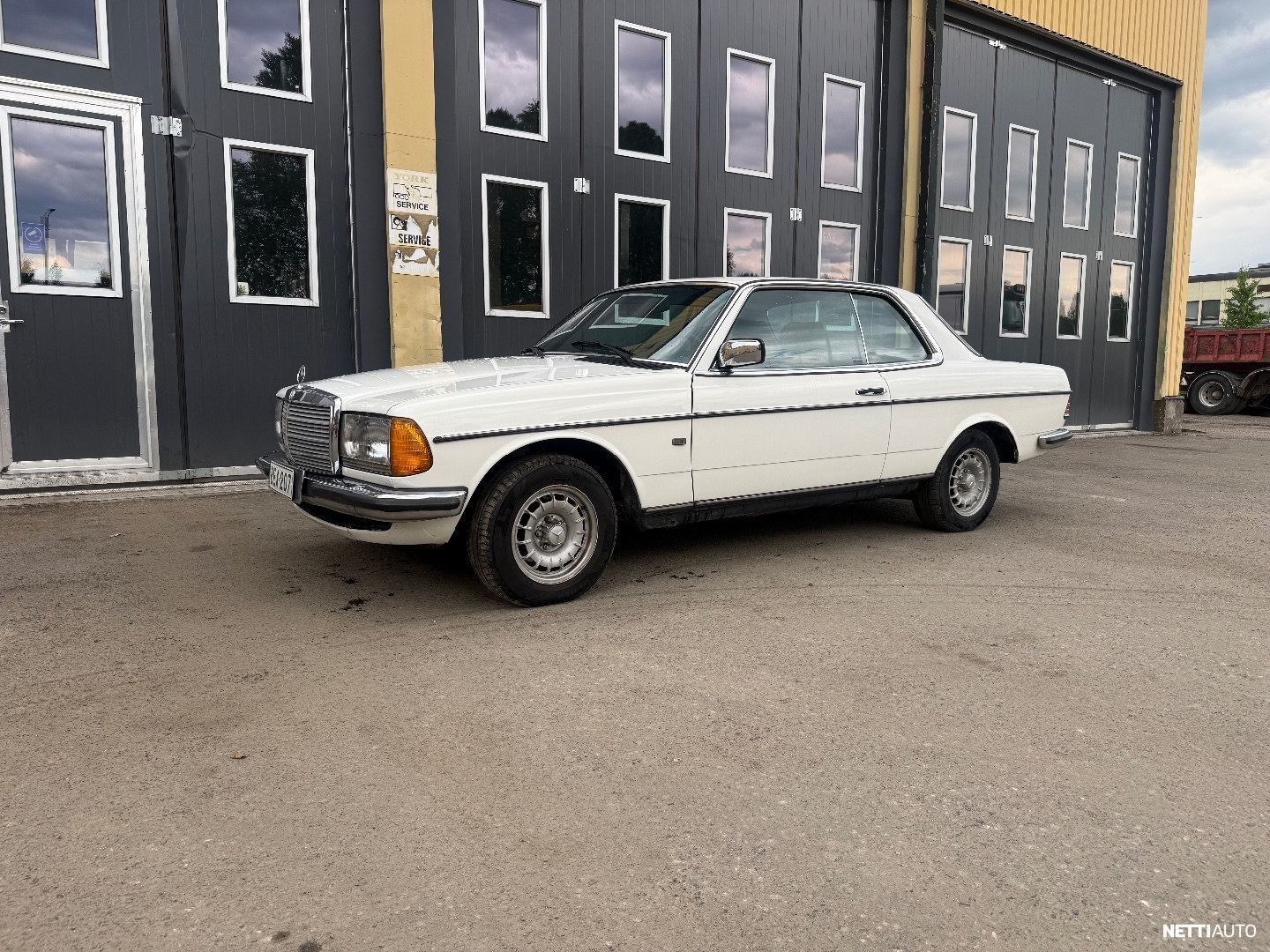 Mercedes-Benz 230